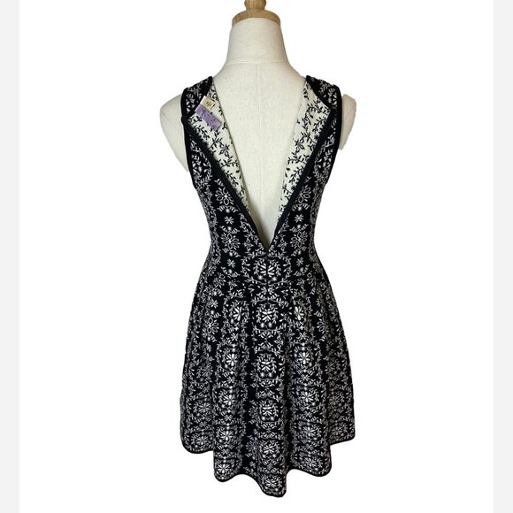 Black And White Design Sweater Dress - Picture 7 of 7